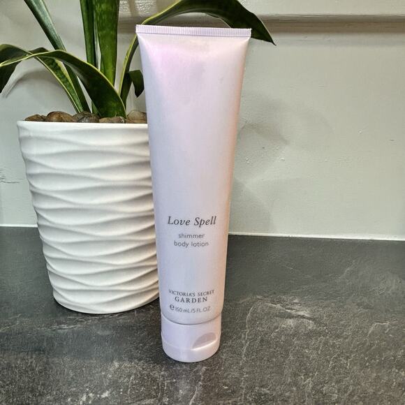 Victoria’s Secret Garden LOVE SPELL Shimmer Body Lotion‎ 5 oz, ORIGINAL - Picture 1 of 4
